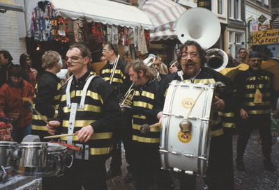 605832 Afbeelding van het orkest van de Utrechtse carnavalsvereniging De Zwarte Katers tijdens een carnavalsoptocht ...